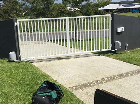 Low voltage articulated openers fitted to existing gates